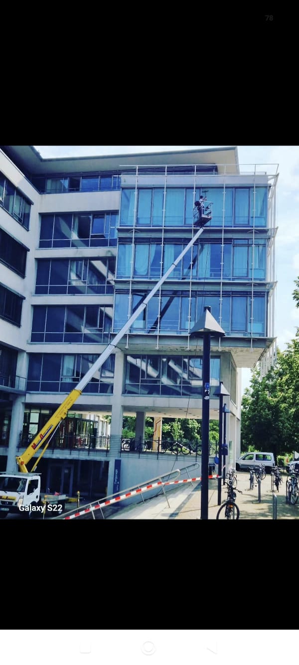 Technik: Fensterreinigung mit Hebebühne